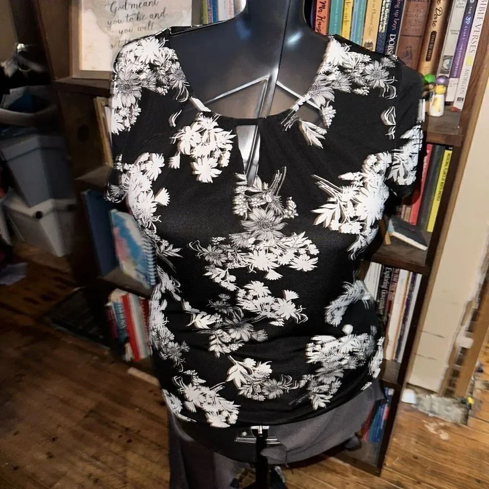 White House Black Market keyhole floral M minimalist blouse